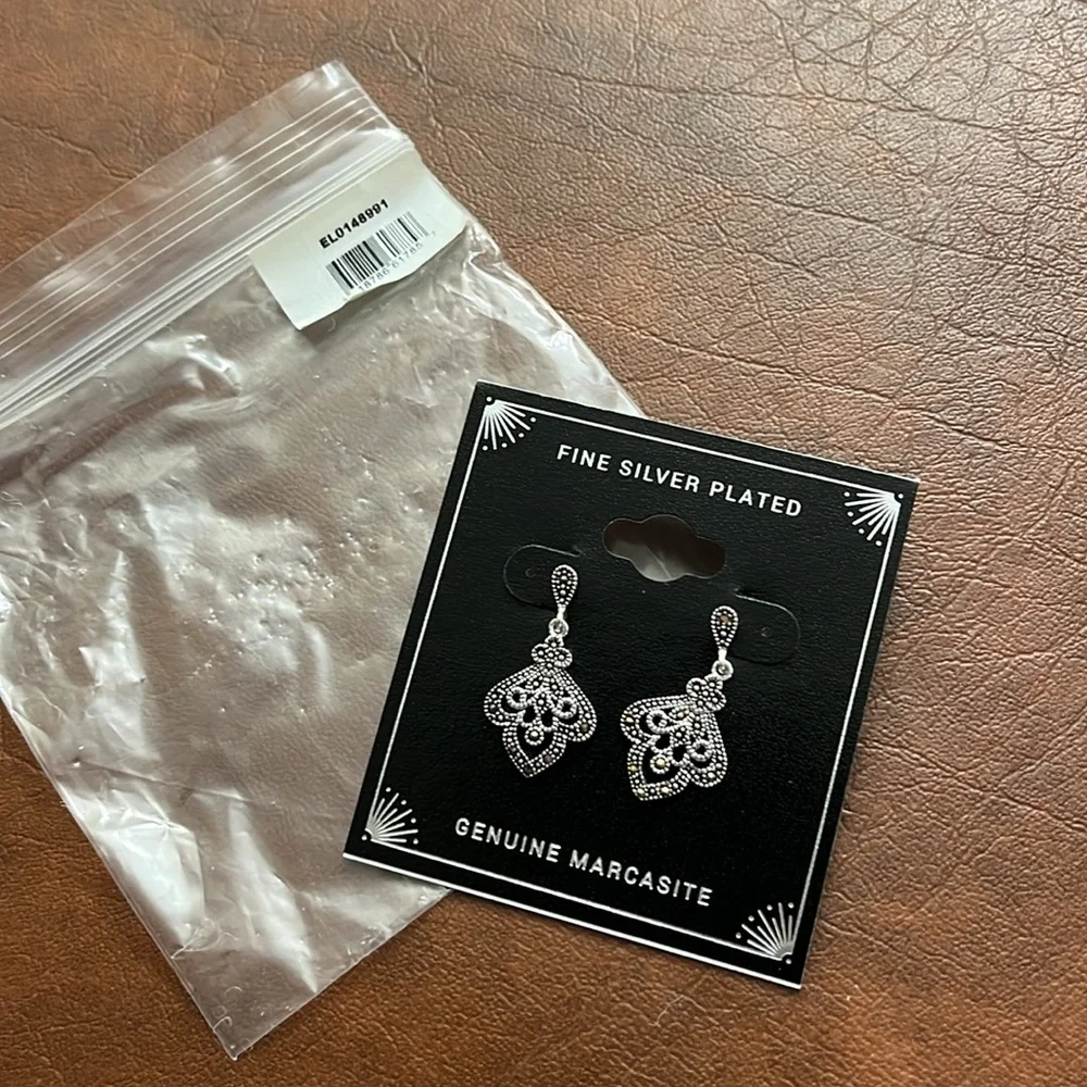 Fine Silver Plated Marcasite Dangling Earrings
Pierced ears only . - Picture 3 of 4